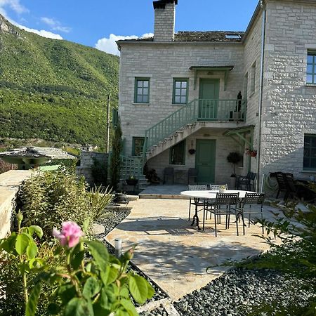 Apartamento Aristi Boutique Stonehouse With Attic Exterior foto