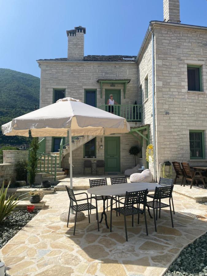 Apartamento Aristi Boutique Stonehouse With Attic Exterior foto