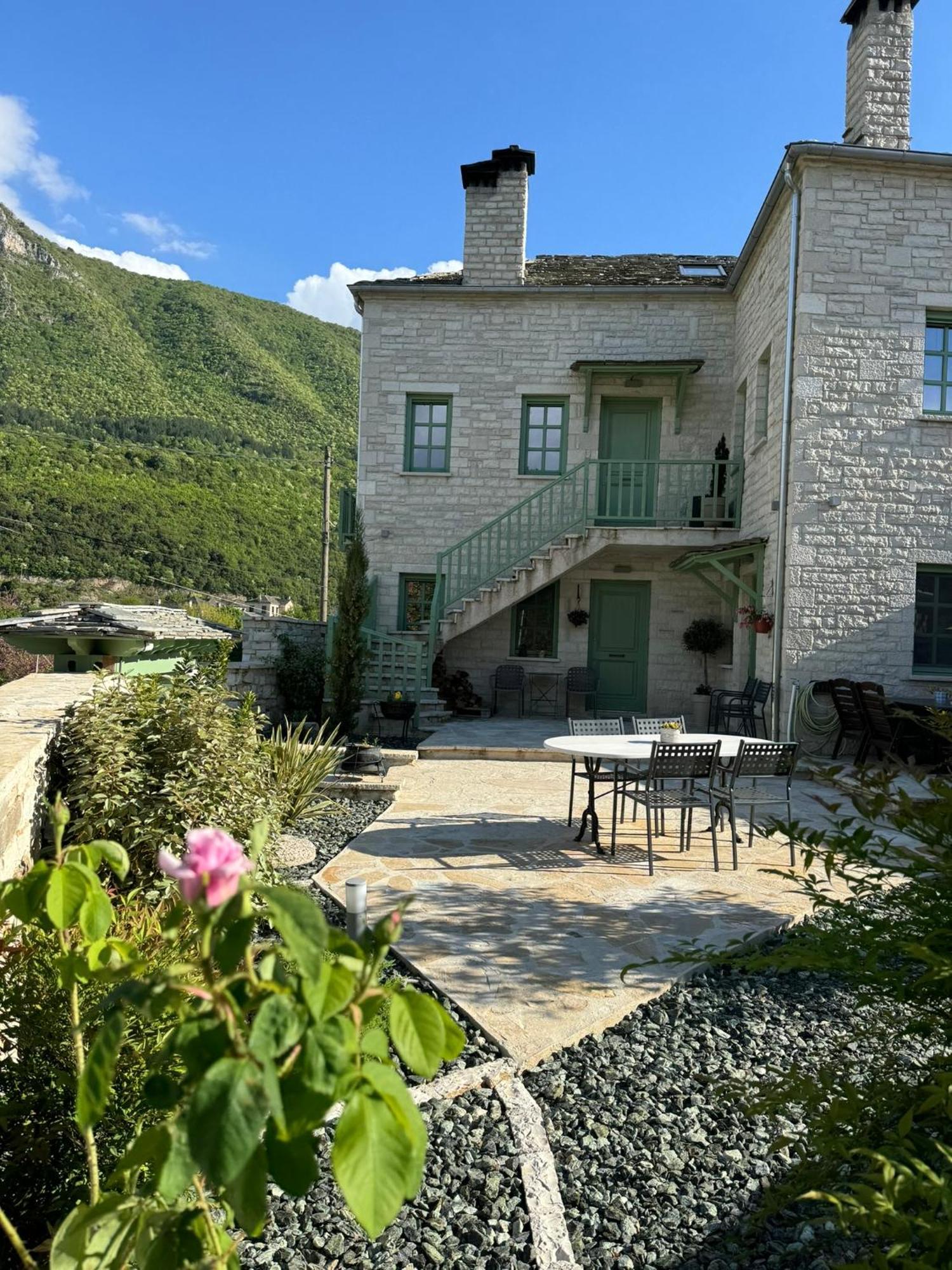 Apartamento Aristi Boutique Stonehouse With Attic Exterior foto