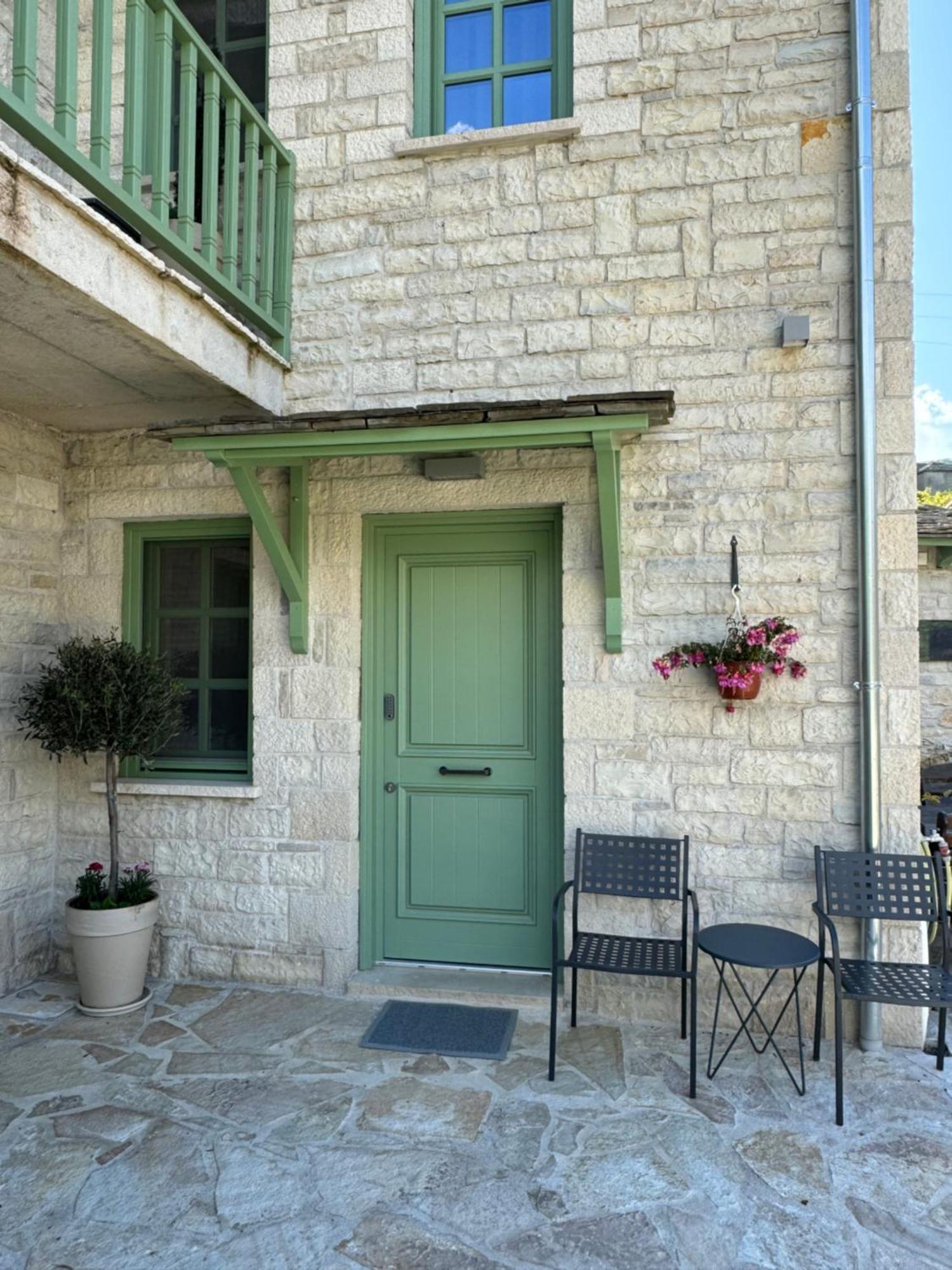 Apartamento Aristi Boutique Stonehouse With Attic Exterior foto