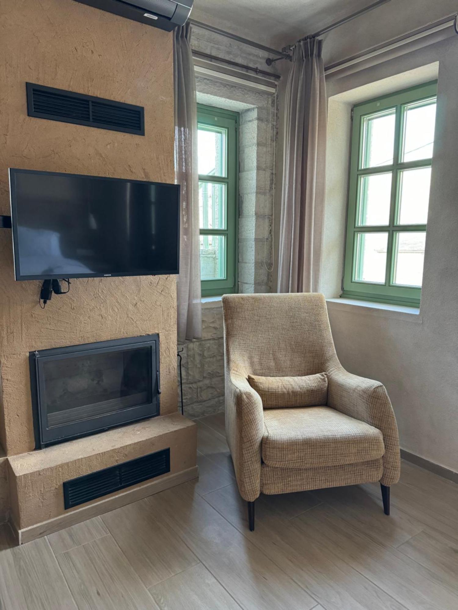 Apartamento Aristi Boutique Stonehouse With Attic Exterior foto