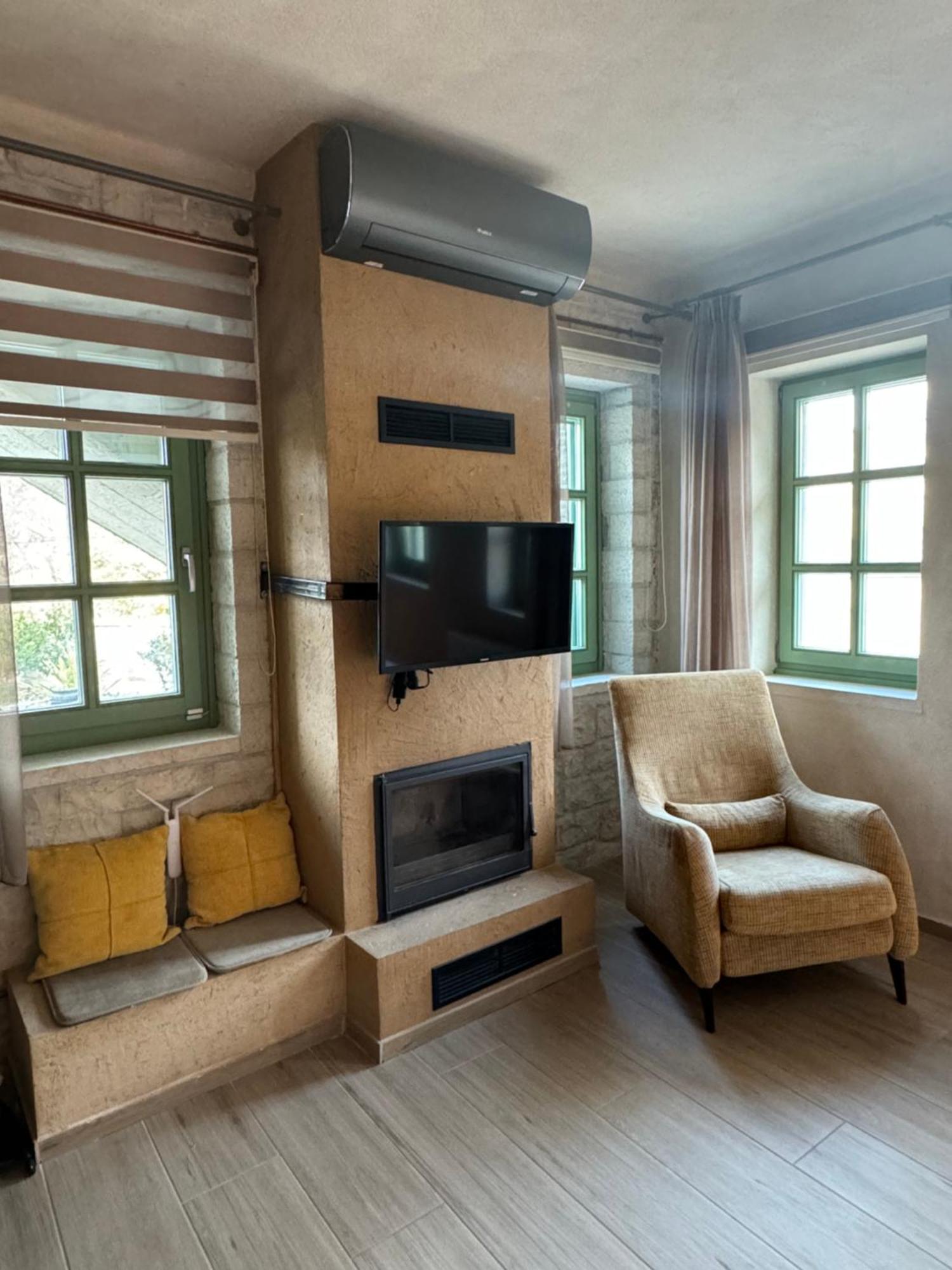 Apartamento Aristi Boutique Stonehouse With Attic Exterior foto